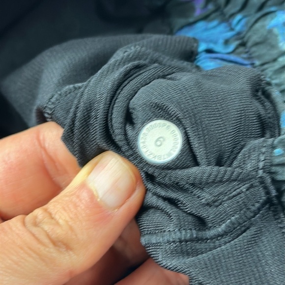 Lululemon Hotty Hot Short II *Long 4" Floral Shift Blue Multi / Black - Picture 3 of 4